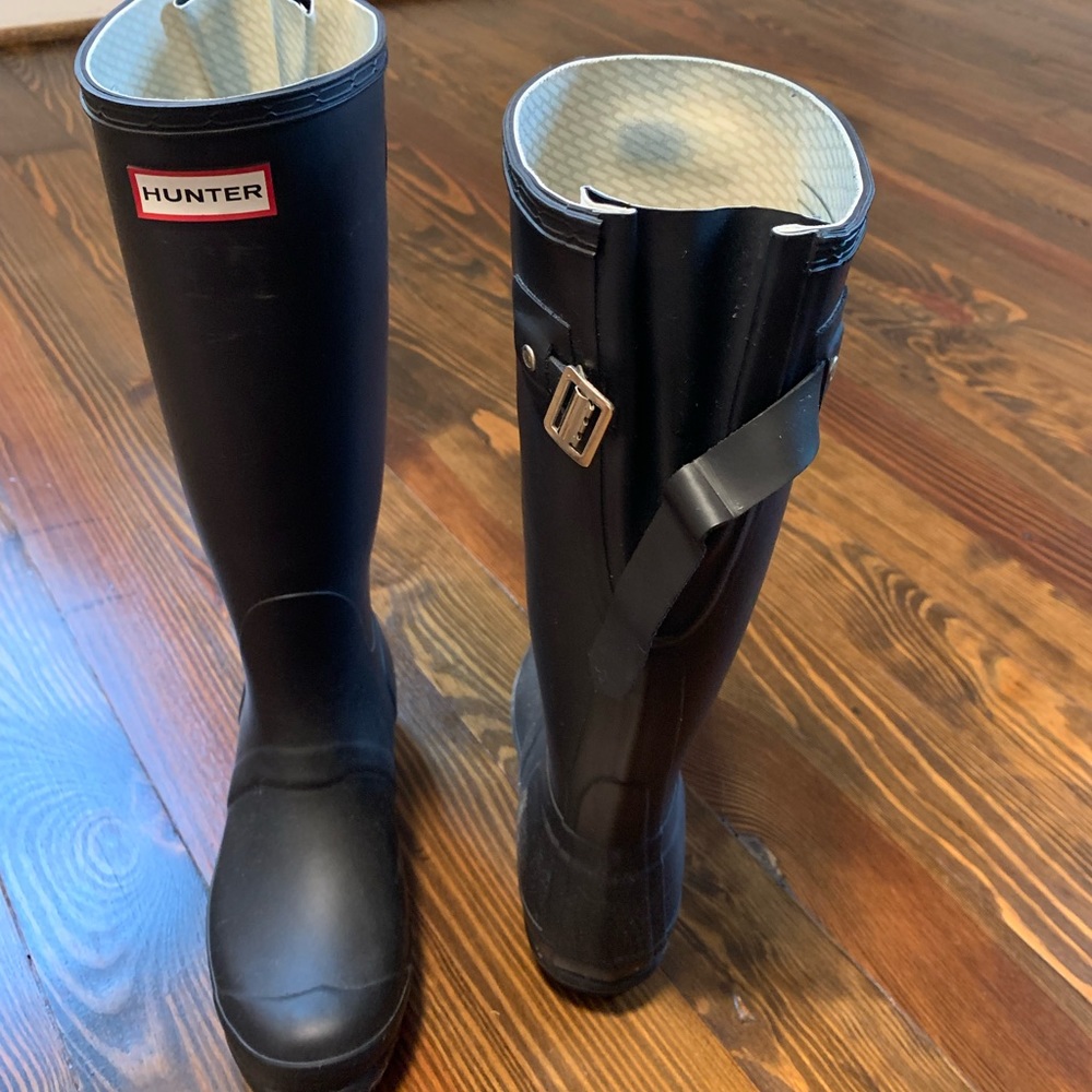 Navy blue Hunter rain boots